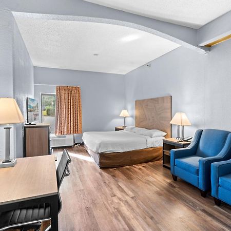 Baymont By Wyndham Lawrence Hotel Ngoại thất bức ảnh