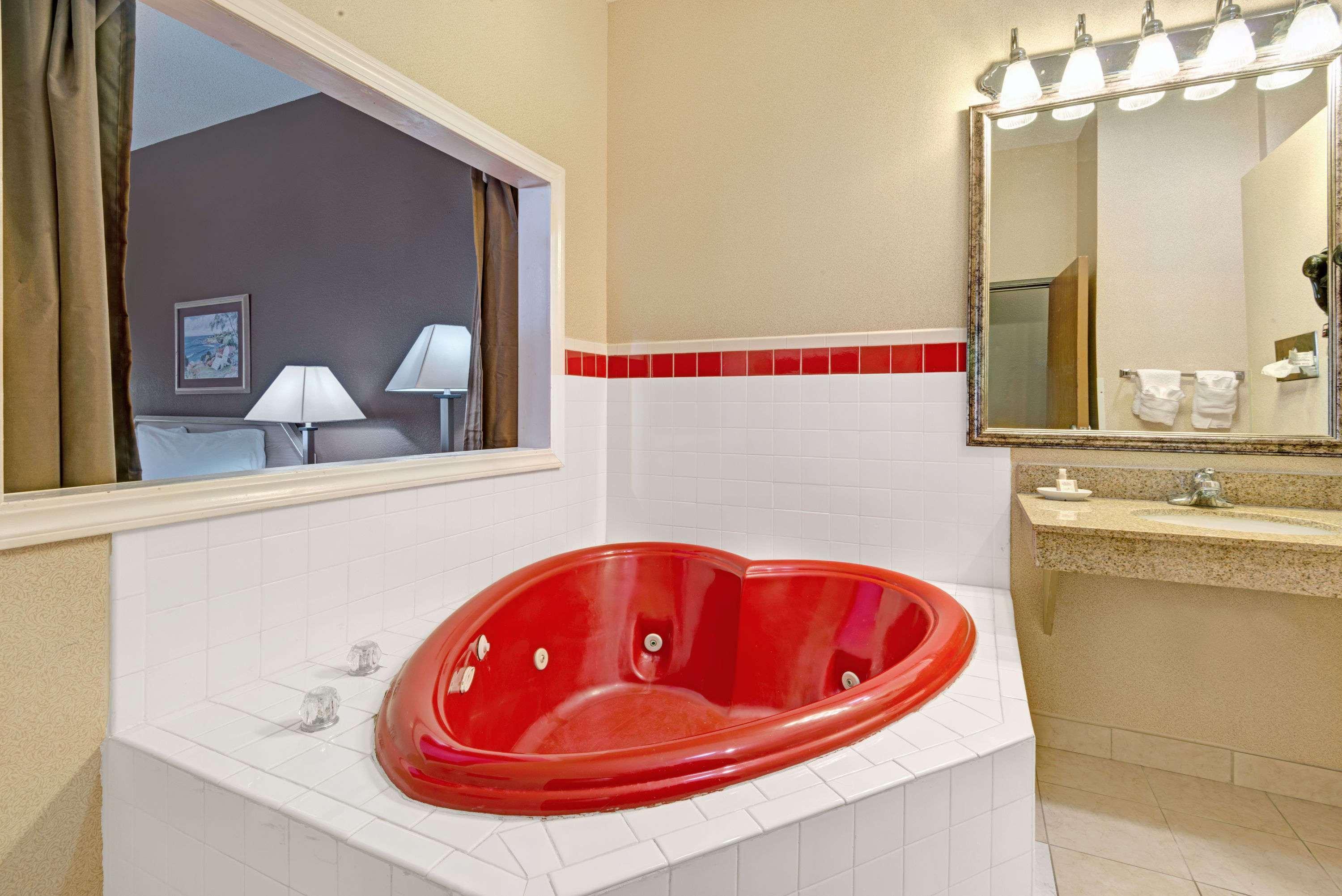 Baymont By Wyndham Lawrence Hotel Ngoại thất bức ảnh