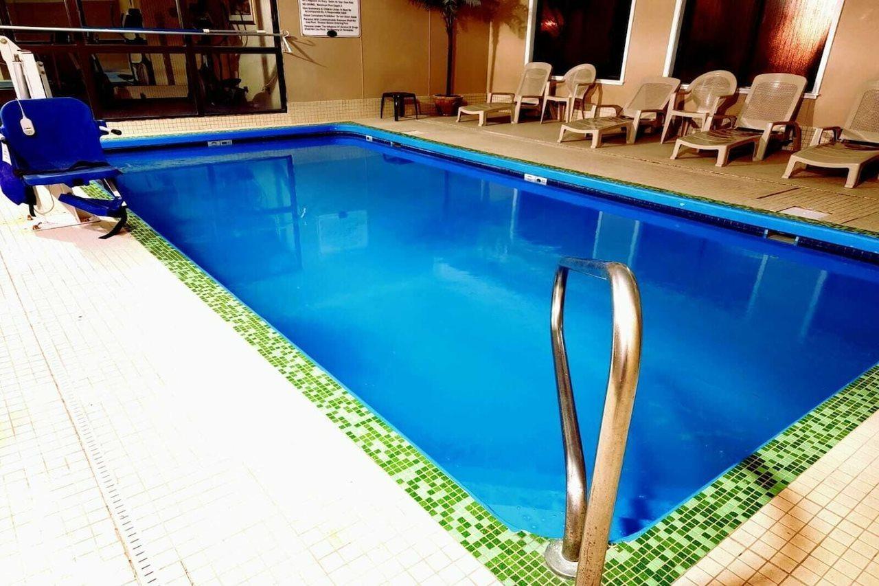 Baymont By Wyndham Lawrence Hotel Ngoại thất bức ảnh