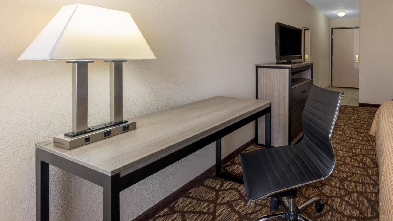 Baymont By Wyndham Lawrence Hotel Ngoại thất bức ảnh