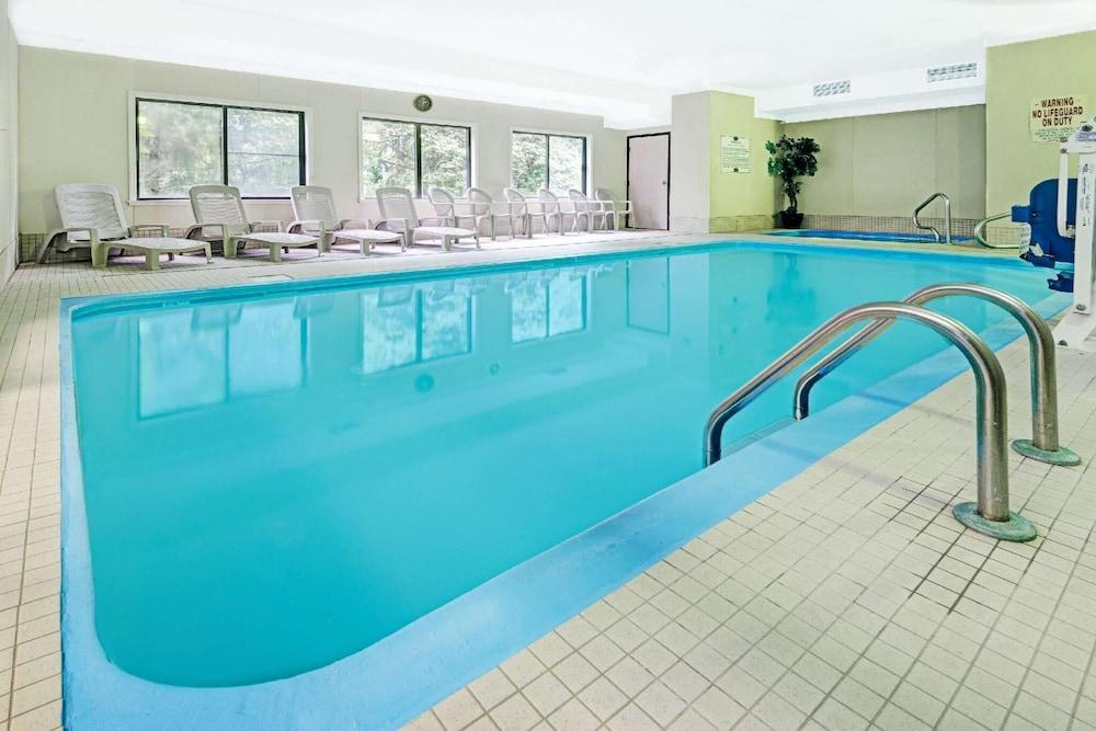 Baymont By Wyndham Lawrence Hotel Ngoại thất bức ảnh