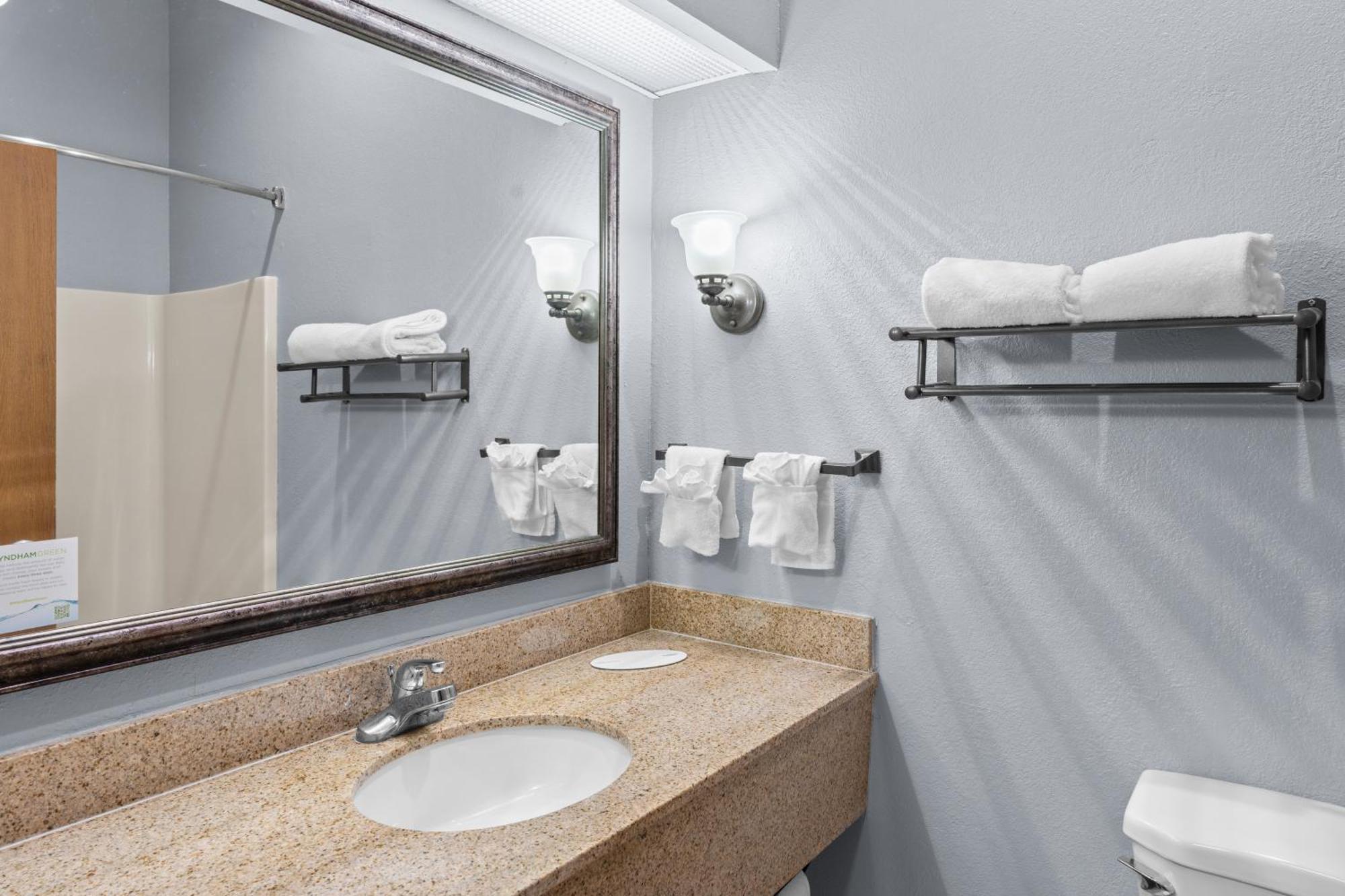 Baymont By Wyndham Lawrence Hotel Ngoại thất bức ảnh